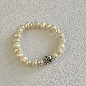 NWOT Elegant Freshwater Cream Pearl Stretchy Bracelet & Silver Rose Charm